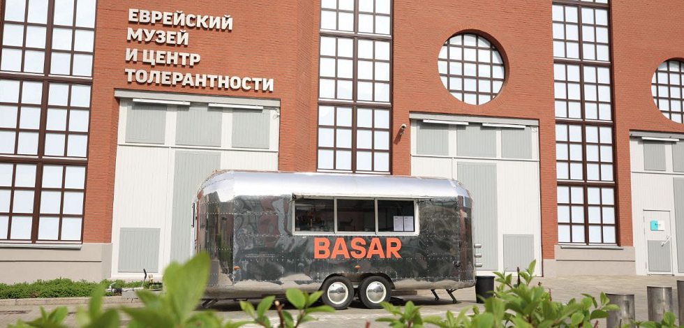 Летнее кафе Basar открылось во дворике Еврейского музея и центра толерантности