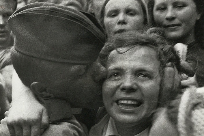 Здесь нет ни одной персональной судьбы, все судьбы в единую слиты. Люди на Великой Отечественной войне: ночная экскурсия по выставке 