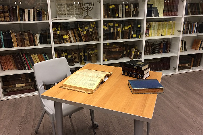 Книжный шкаф советского еврея: что уникального можно найти в библиотеке Исследовательского центра Еврейского музея?
