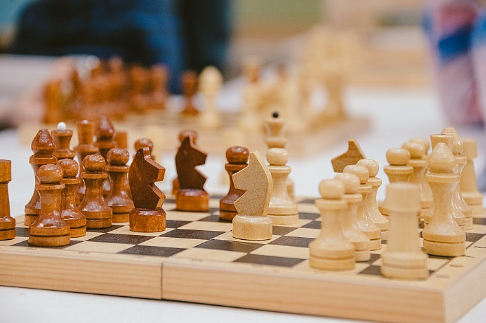 Шахматный клуб: завлечение, торможение и освобождение
